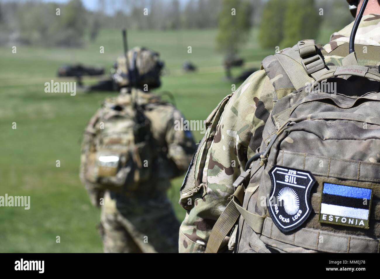 Le personnel de contrôle aérien tactique avec l'Oregon Air National Guard 146e Escadron d'opérations d'appui aérien composé d'un officier de liaison aérienne et de la finale de l'attaque conjointe controller support Exercices Hedgehog 9 mai dans le sud de l'Estonie, le 9 mai 2018. Le TACP ont servi comme conseillers auprès de la Force de défense de l'Estonie pour créer des feux combinés entre les multinationales de l'armée américaine et les moyens de l'aviation. Photos par le major Kurt M. Rauschenberg, 58e EMIB Officier des affaires publiques. () Banque D'Images