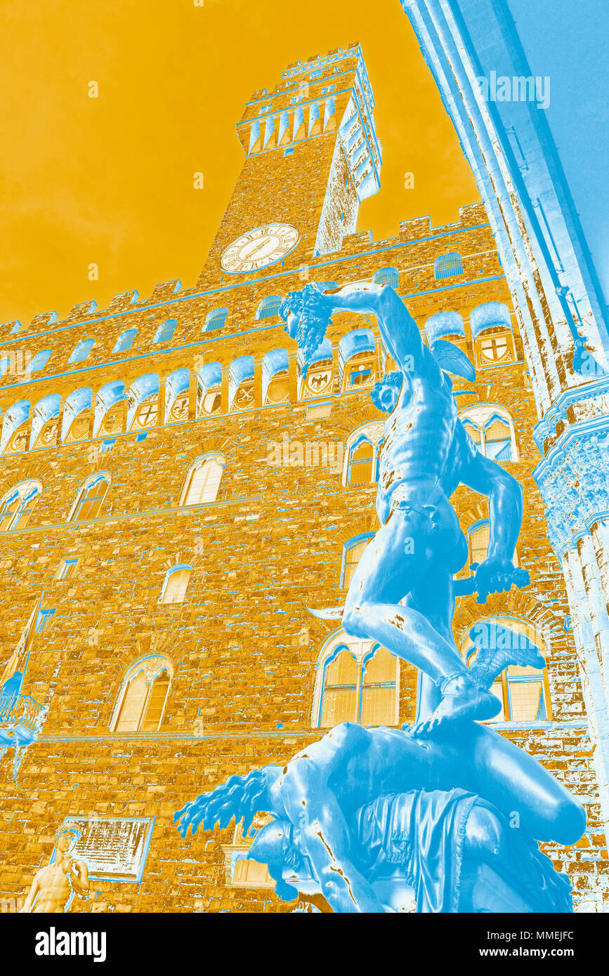 Persée avec la tête de Méduse (rendu en PS), jusqu'à avec le Palazzo Vecchio derrière avec le David de Michel-Ange (copie) gauche, Florence, Italie Banque D'Images