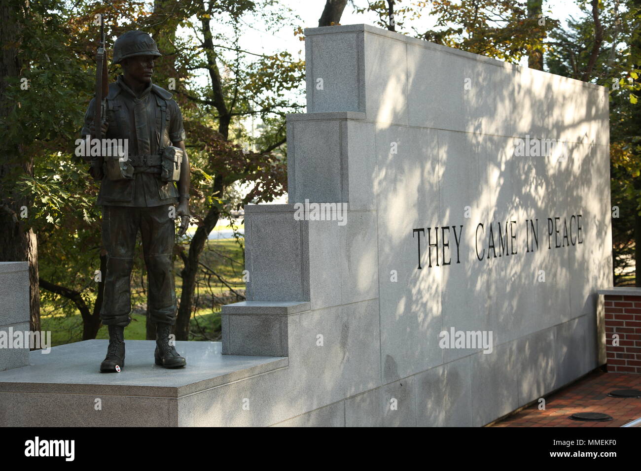 Le soleil briller à travers l'arborescence sur le mémorial de Beyrouth Beyrouth pour la 34e cérémonie de célébration commémorative à Lejeune Memorial Gardens, Jacksonville, NC, le 23 octobre 2017. Une célébration commémorative a lieu le 23 octobre de chaque année pour se souvenir de ceux qui ont perdu la vie pendant les attaques terroristes à U.S. Marine Barracks, Beyrouth, Liban, en 1983.. (U.S. Marine Corps photo par le s.. Mark E Morrow Jr) Banque D'Images