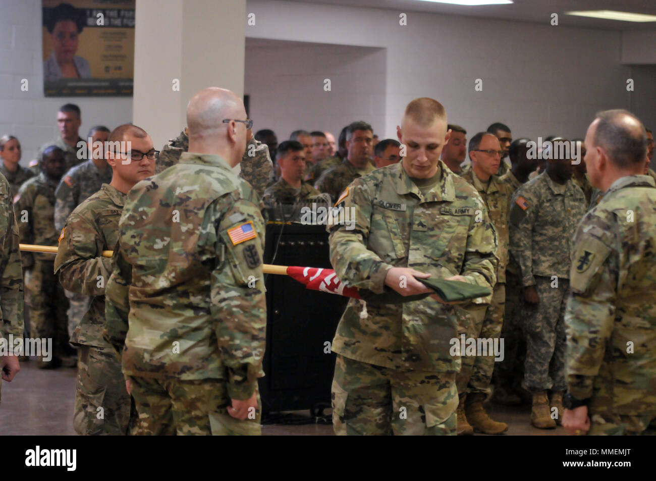 Réserve de l'armée américaine le Sgt. John Glover, 475e détachement du génie, (Les dangers), cellule de coordination de l'ingénieur Théâtre 412e commande (TEC), uncases le guidon du détachement organisé par Pvt. William Gay comme commandant du détachement, le Lieutenant-colonel Clarence B. Kemper, III, à gauche, et le brigadier. Le général (P) Daniel J. Christian, commandant de la 412e TEC au garde à vous au cours de la cérémonie d'activation du CCSO à la George A. Morris Centre de Réservation d'armée des États-Unis dans la région de Vicksburg, Mlle., 22 octobre 2017. (U.S. Réserve de l'armée photo par le Sgt. 1re classe Clinton Wood). Banque D'Images