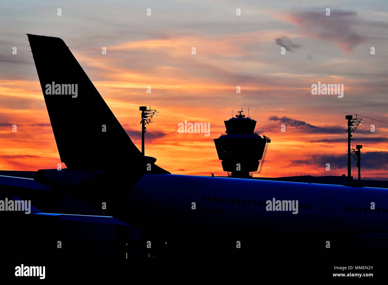 Coucher de Soleil, Soleil, Soleil, Tour, Terminal, ciel, rouge, couleur, d'un 380-800, A380, Lufthansa, avion, avion, Avion, Aéroport Munich, MUC, Allemagne, Banque D'Images