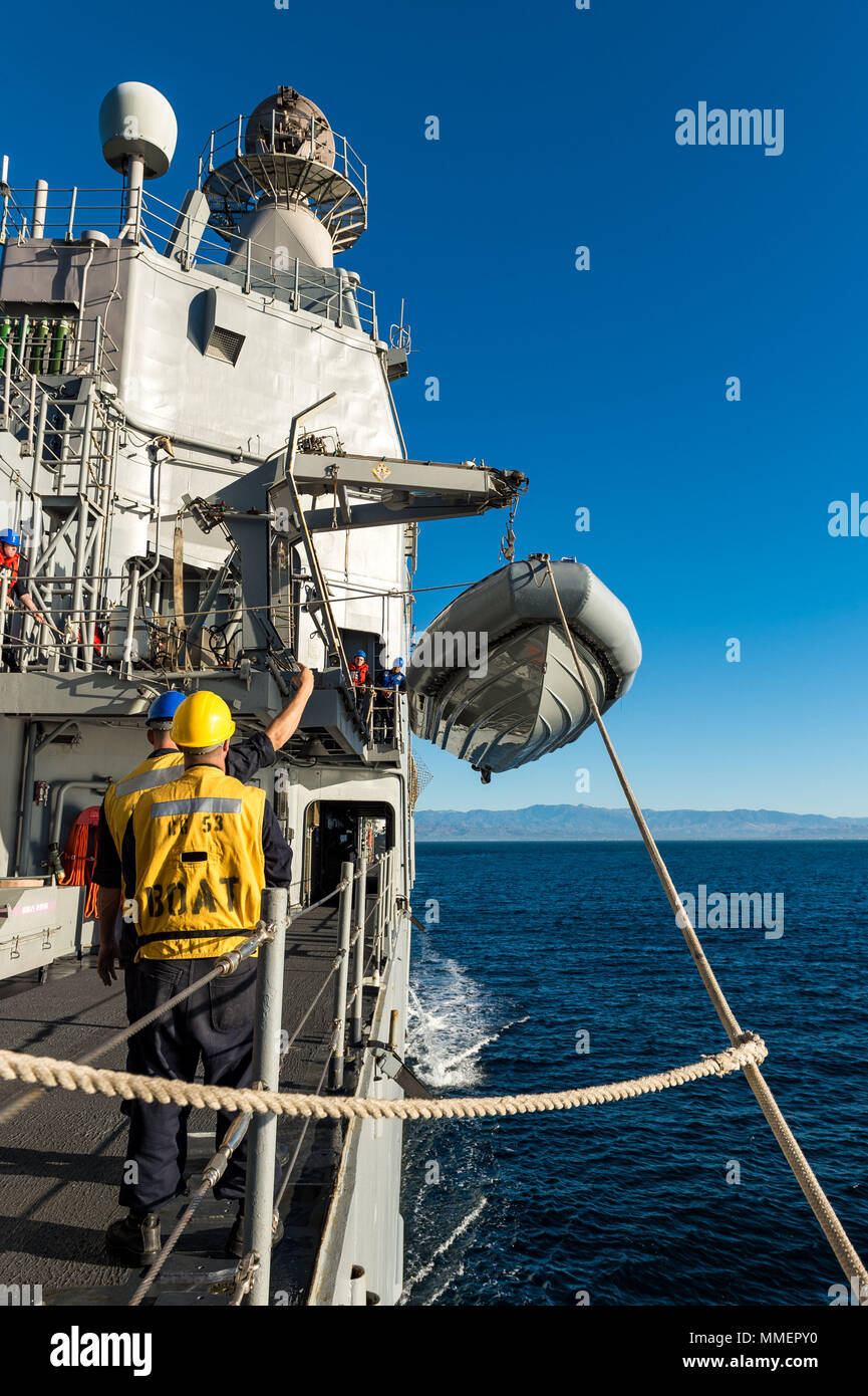 171022-N-KT595-730 OCÉAN PACIFIQUE (oct. 22, 2017) Les marins affectés au croiseur lance-missiles USS Mobile Bay (CG-53) Obtenir une Rigid-Hulled (EPCR) retour à bord du navire après le succès du transport de passagers et de matériel à destination et en provenance de Port Hueneme, Californie La baie de Mobile est actuellement en cours à l'essai la mise à jour de base du système AEGIS 9 armes en prévision de son prochain déploiement. (U.S Navy Photo by Mass Communication Specialist 1re classe Tchad M. Butler/libérés) Banque D'Images