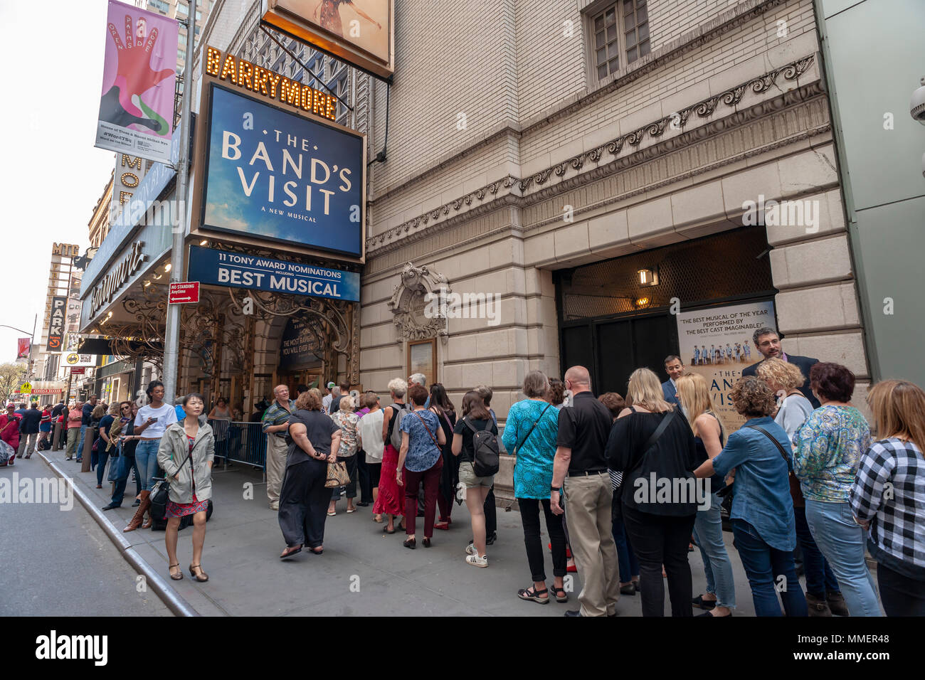 La foule des spectateurs descendent sur les Barrymore Theatre sur Broadway à New York pour voir une représentation en matinée le mercredi 2 mai 2018 de la comédie musicale "la visite de la Fanfare', nominé pour 11 Tony Awards dont celui de la meilleure comédie musicale. (© Richard B. Levine) Banque D'Images