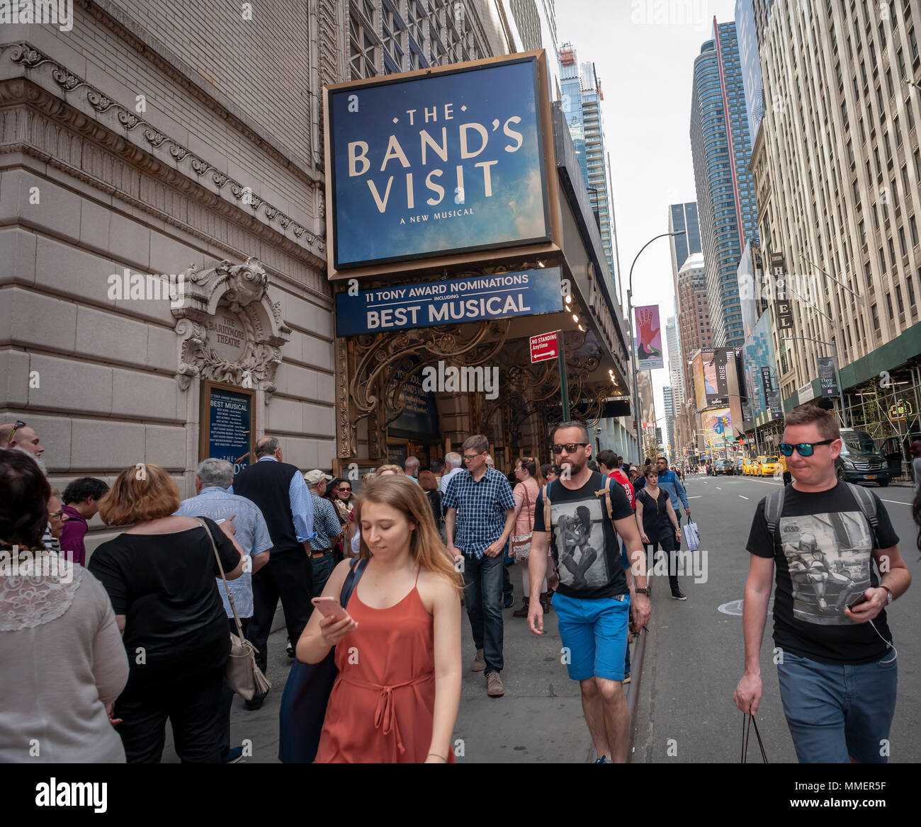 La foule des spectateurs descendent sur les Barrymore Theatre sur Broadway à New York pour voir une représentation en matinée le mercredi 2 mai 2018 de la comédie musicale "la visite de la Fanfare', nominé pour 11 Tony Awards dont celui de la meilleure comédie musicale. (© Richard B. Levine) Banque D'Images