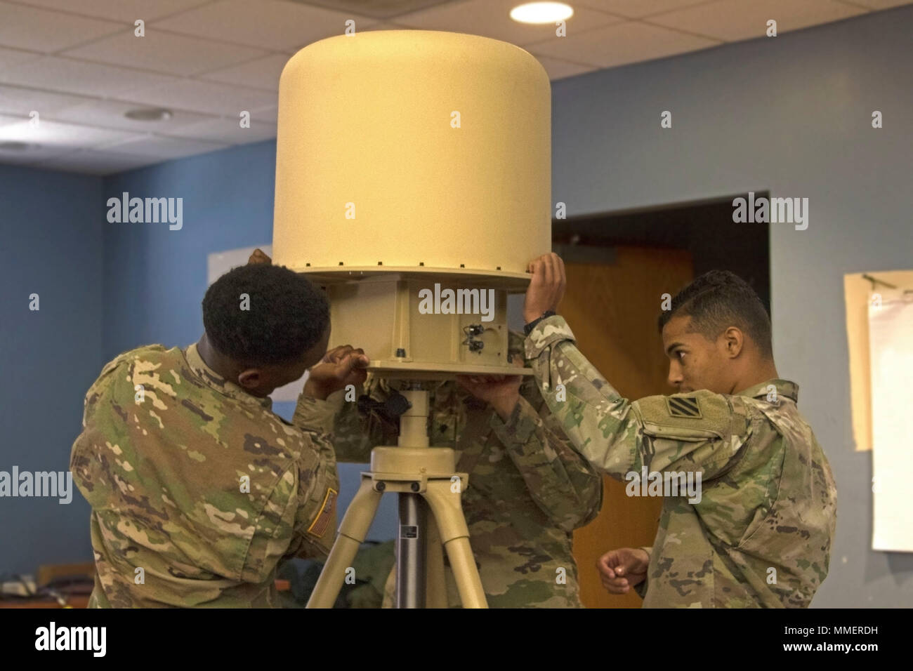 Des soldats du 1er Bataillon, 28e Régiment d'infanterie, Task Force, démantèlement d'un système d'antenne directionnelle Mobile lors d'un système d'un terminal vidéo à distance cours à Fort Benning, Géorgie, 26 octobre, 2017. Task Force 1-28 a reçu la formation à l'appui de la 1ère Brigade d'aide des forces de sécurité comme un élément de la force de sécurité. (U.S. Photo de l'armée par la FPC. Zoe Garbarino, 50e Détachement des affaires publiques, 3ème Division d'infanterie) Banque D'Images