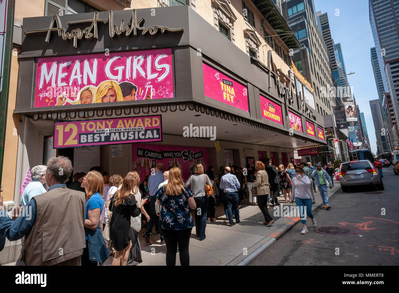 La foule des spectateurs descendre sur l'August Wilson Theatre sur Broadway à New York pour voir une représentation en matinée le mercredi 2 mai 2018 de la comédie musicale 'Mean Girls', nominé pour 12 Tony Awards dont celui de la meilleure comédie musicale. (© Richard B. Levine) Banque D'Images