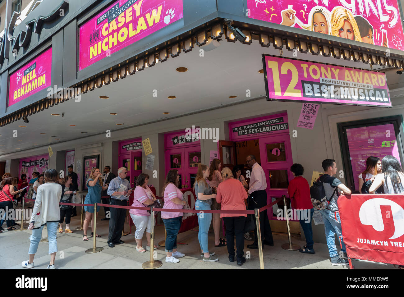 La foule des spectateurs descendre sur l'August Wilson Theatre sur Broadway à New York pour voir une représentation en matinée le mercredi 2 mai 2018 de la comédie musicale 'Mean Girls', nominé pour 12 Tony Awards dont celui de la meilleure comédie musicale. (© Richard B. Levine) Banque D'Images