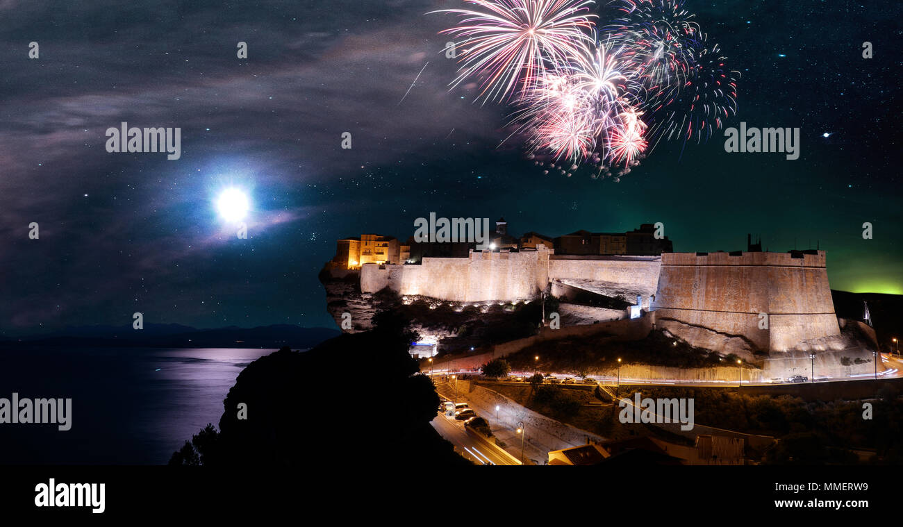 D'artifice parfait par nuit au-dessus du vieux village de la côte de Bonifacio en corse face à l'océan. Banque D'Images