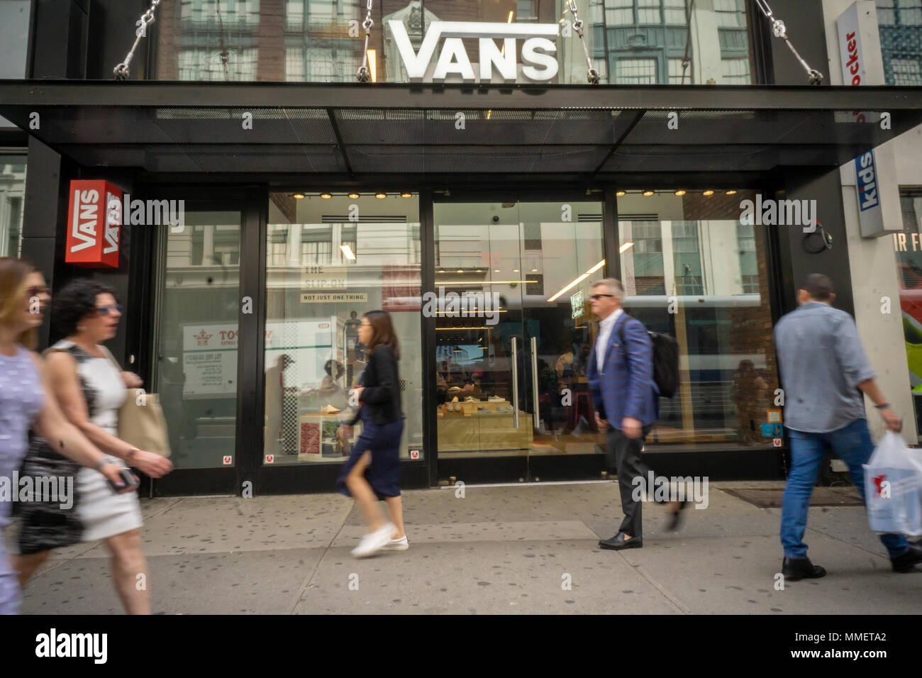 Un magasin de chaussures Vans à Herald Square à New York le vendredi 4 mai  2018. VF Corp., propriétaire de North Face, Cars, Wrangler et d'autres  marques ont déclaré des revenus au