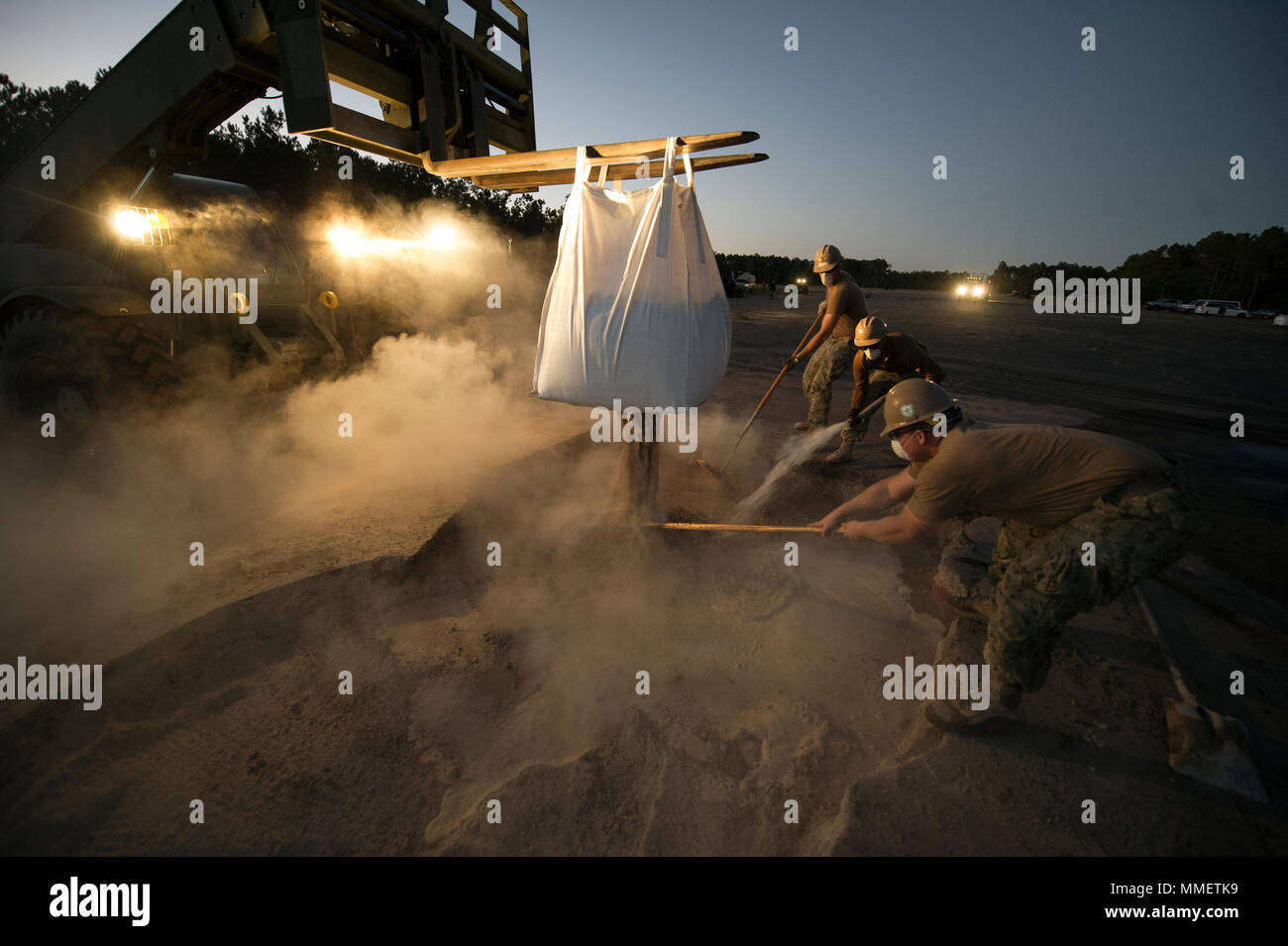 171027-N-PE825-0303, ATLANTIQUE N.C. (Oct. 27, 2017) attribué à Seabees Mobile Naval Construction Battalion (NMCB) 11 remplir un cratère à l'aide d'un "super-sac' au cours d'un terrain d'exercice rapide réparation de dommages au Marine Corps champ Périphériques (MCOLF) Atlantique dans le cadre de l'exercice Bold Alligator 2017 (BA17). L'amélioration des compétences de base amphibie Navy-Marine Corps avec coalition, Organisation du Traité de l'Atlantique Nord (OTAN), Allied et les pays partenaires est un investissement nécessaire dans la situation actuelle et future de préparation de nos forces. BA17 aura lieu 18 octobre - 30, 2017, à terre le long de la côte est. (U. Banque D'Images