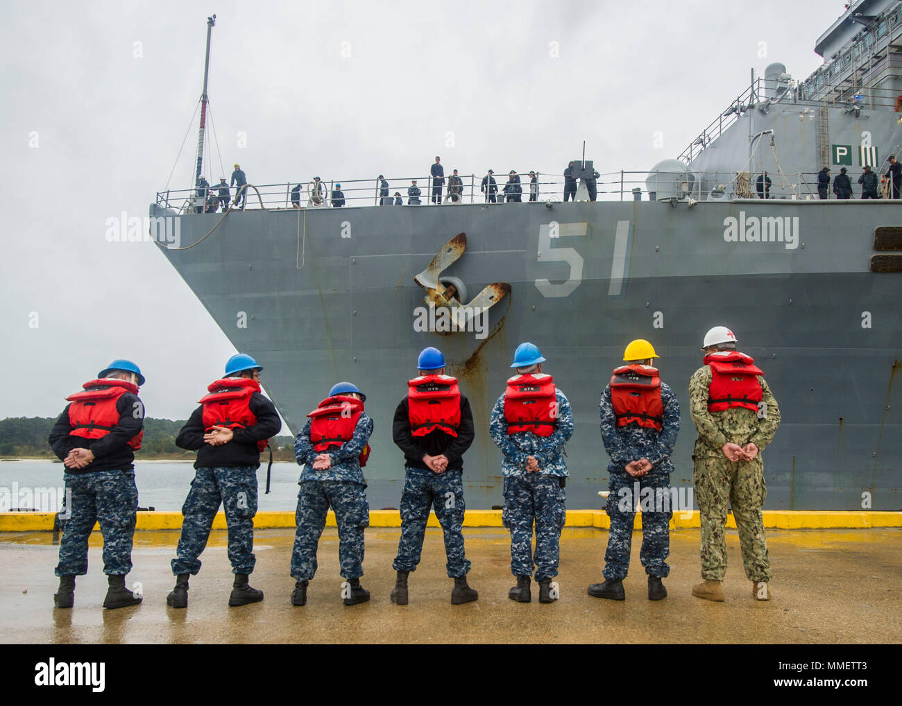 171029-N-XT183-029 NORFOLK (oct. 29, 2017) Les marins pour la ligne d'attente au cours des opérations de manutention et d'une mer de détails pour que le dock amphibie USS Oak Hill landing ship (LSD 51) au niveau du joint de base expéditionnaire peu Creek-Fort histoire après l'ouragan à l'appui des efforts de secours à Porto Rico et les Îles Vierges américaines. Le navire a quitté Norfolk, Va. 31 Août à soutenir les efforts de secours après le passage de l'ouragan Harvey et ont été réorientés à être en mesure de soutenir les efforts déployés à la suite des ouragans Irma et Maria. (U.S. Photo de marine de 1ère classe, spécialiste des communications de masse de Jaq Renard/Rele Banque D'Images