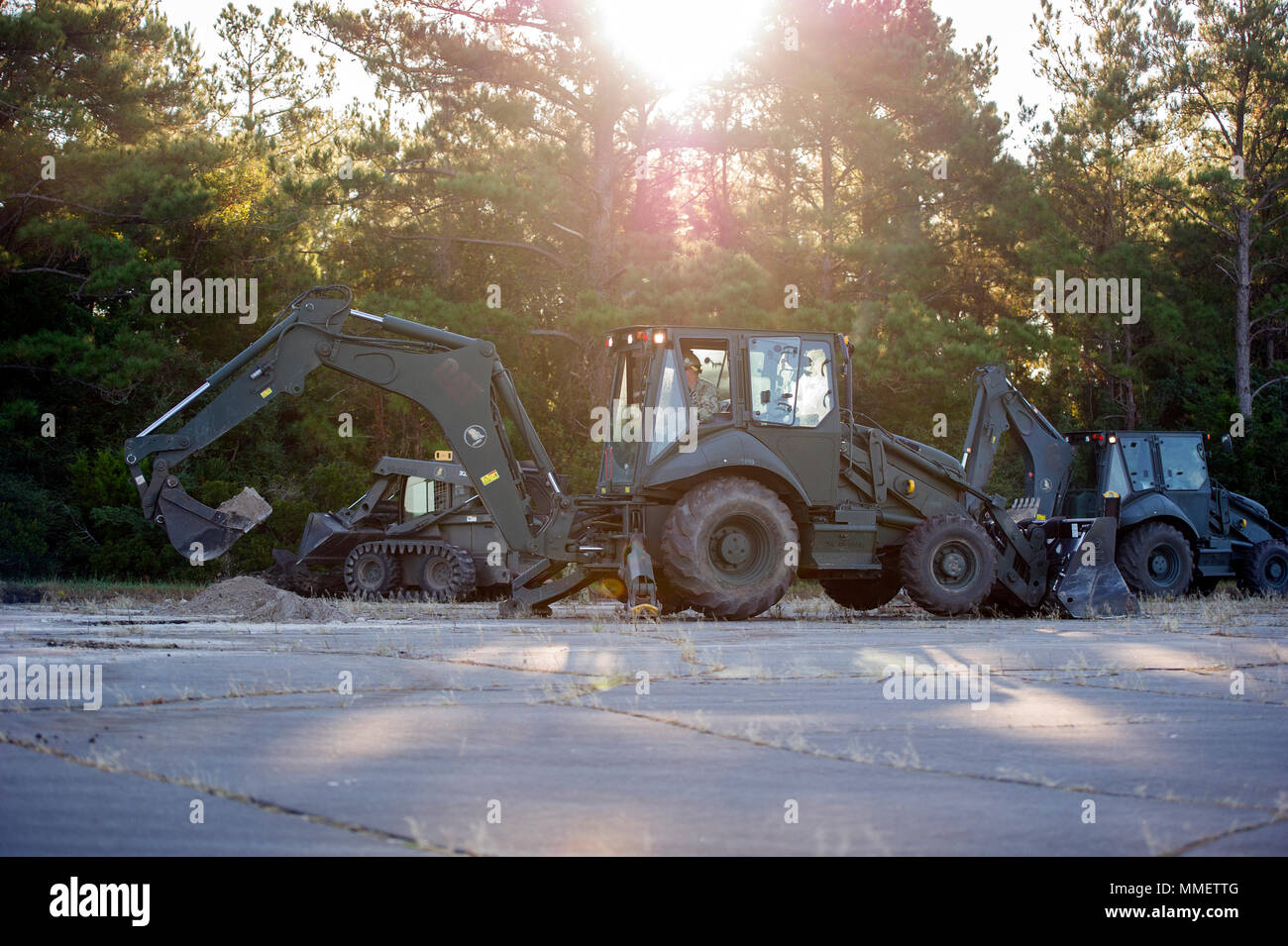 171027-N-PE825-0083, ATLANTIQUE N.C. (Oct. 27, 2017) a attribué à Seabee Mobile Naval Construction Battalion (NMCB) 11 élimine les débris d'un cratère lors d'une réparation des dommages de l'aérodrome de l'exercice dans les Corps des Marines (terrain MCOLF) Atlantique dans le cadre de l'exercice Bold Alligator 2017 (BA17). L'amélioration des compétences de base amphibie Navy-Marine Corps avec coalition, Organisation du Traité de l'Atlantique Nord (OTAN), Allied et les pays partenaires est un investissement nécessaire dans la situation actuelle et future de préparation de nos forces. BA17 aura lieu 18 octobre - 30, 2017, à terre le long de la côte est. (U.S. Navy pho Banque D'Images