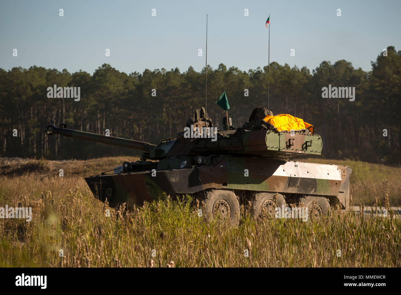 Un AMX-10RC se prépare à descendre le feu au cours d'une gamme bilatérales du réservoir pendant l'exercice Bold Alligator 17 au Camp Lejeune, N.C., 27 octobre, 2017. Bold Alligator est conçu pour mettre en valeur les capacités de l'équipe de Navy-Marine Corps et démontrer notre cohésion avec les pays alliés. Les Marines des États-Unis et Légion étrangère française s'est associé à la réalisation d'une série de bataille de chars des perceuses. Banque D'Images