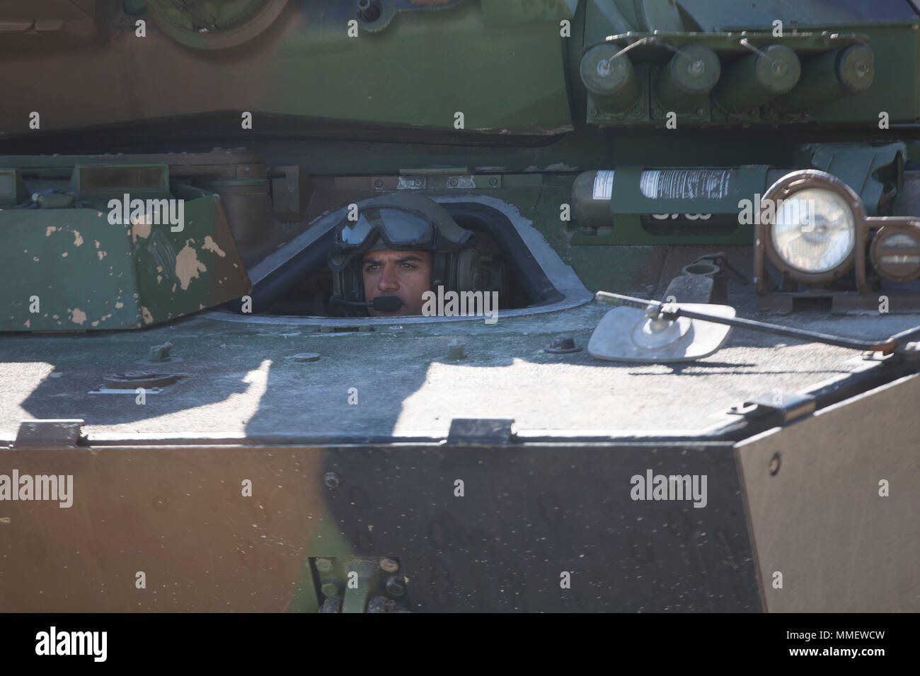 Un soldat français contribue à l'AMX-10RC lors de bataille de chars exercices pendant un accord bilatéral dans le cadre d'un projet de Bold Alligator 17 au Camp Lejeune, N.C., 27 octobre, 2017. Bold Alligator est conçu pour mettre en valeur les capacités de l'équipe de Navy-Marine Corps et démontrer notre cohésion avec les pays alliés. Les Marines des États-Unis et Légion étrangère française s'est associé à la réalisation d'une série de bataille de chars des perceuses. Banque D'Images