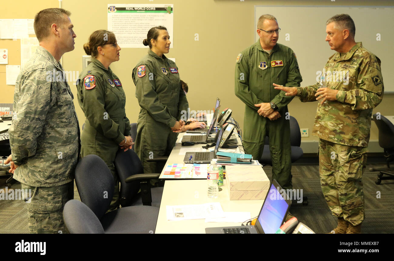 Le général de Janson D. Boyles, l'adjudant général du Mississippi, félicite les aviateurs de l'Air National Guard du Mississippi dans le sud de participants, 2018 grève le 31 octobre 2017, à Gulfport, la préparation au combat au Centre - Centre d'aviateurs de bataille. Le sud de grève est un exercice visant à renforcer l'unité de préparation au combat et les relations avec d'autres branches de l'armée. (U.S. La Garde nationale de l'armée photo de la FPC. Jarvis Mace) Banque D'Images