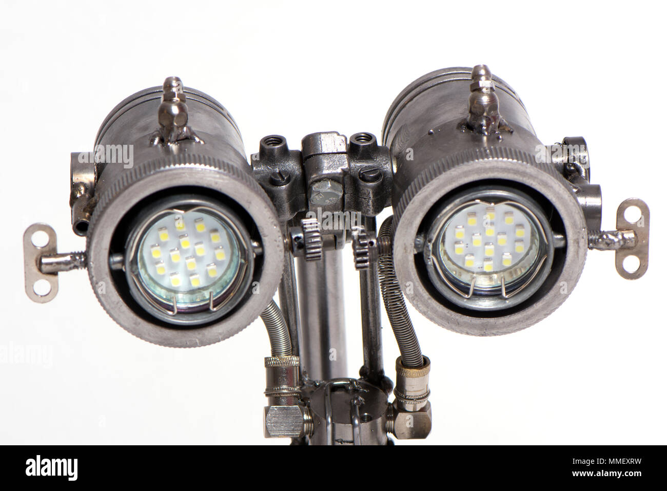 Les yeux du robot en métal de style steampunk et LED Banque D'Images