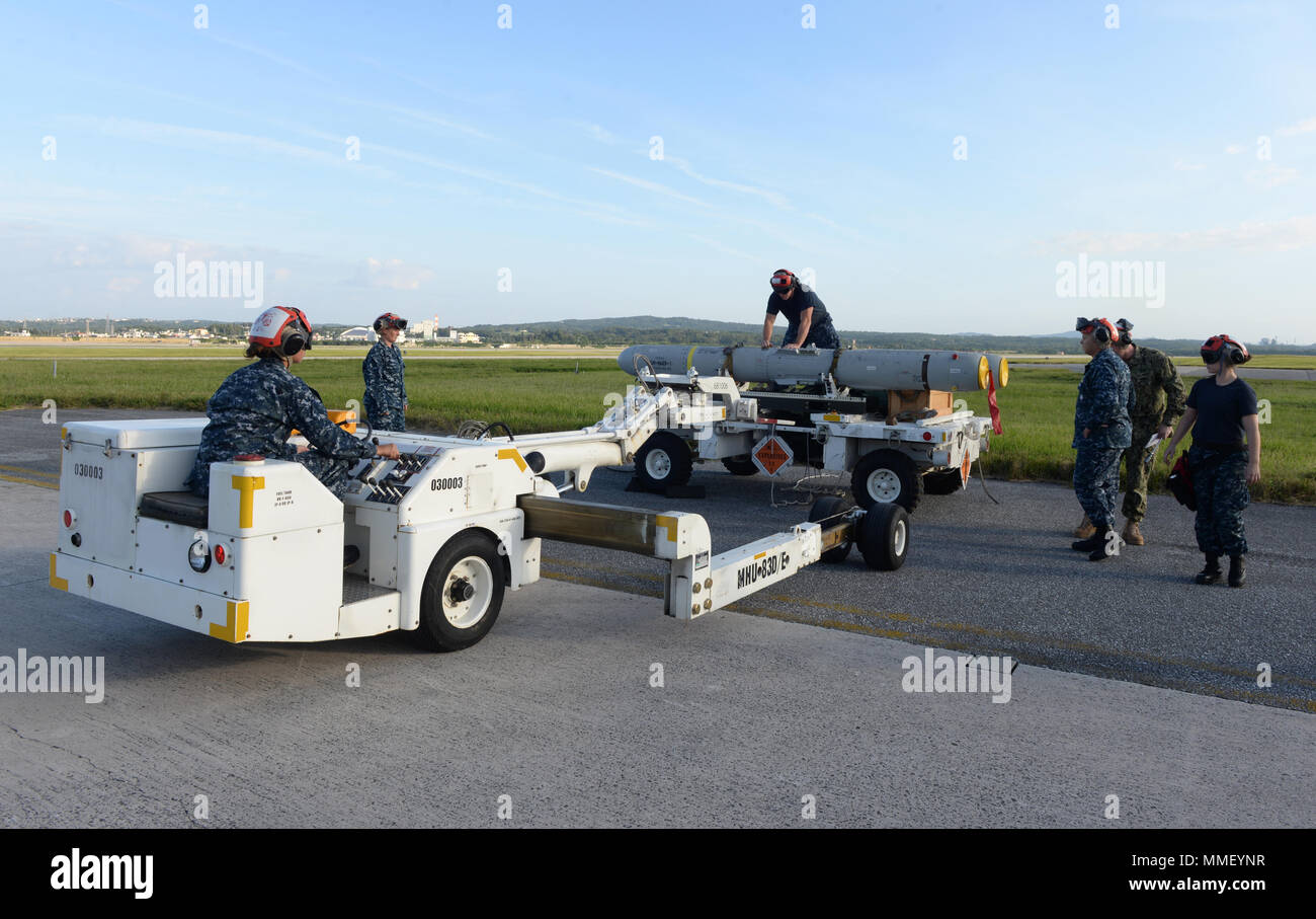 L'Okinawa, Japon (oct. 31, 2017) marins affectés à l'Escadron de patrouille (VP) 8 Utiliser un chariot élévateur pour transporter un AGM-84D de missiles Harpoon un P-8A Poseidon pour avions à onload Kadena Air Base, au Japon. VP-8 est actuellement déployée dans la 7ème flotte américaine à la zone de responsabilité de renseignement, surveillance et reconnaissance (RSR) et de la lutte anti-sous-marine (GASM) missions, ainsi que la connaissance du domaine maritime au théâtre-supérieurs. (U.S. Photo par Marine Maître de 1re classe Jerome D. Johnson /libéré) Banque D'Images