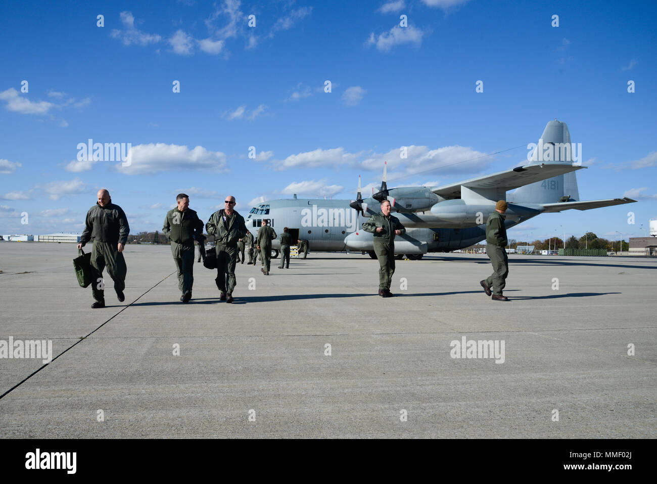 Le Major Dave Turner, Escadron de transport de ravitaillement aérien maritime (452 VMGR-452), promenades avec d'autres marines dans le contexte d'un KC-130T Super Hercules à la conclusion de son dernier vol à la base de la Garde nationale aérienne Stewart le 31 octobre 2017. Le vol s'VMGR-452's première formation de compétence de la Mission depuis l'accident d'avion qui a coûté la vie de 15 Marines et un marin le 10 juillet 2017. (U.S. Garde nationale photo par le Sgt. Lee C. Guagenti) Banque D'Images