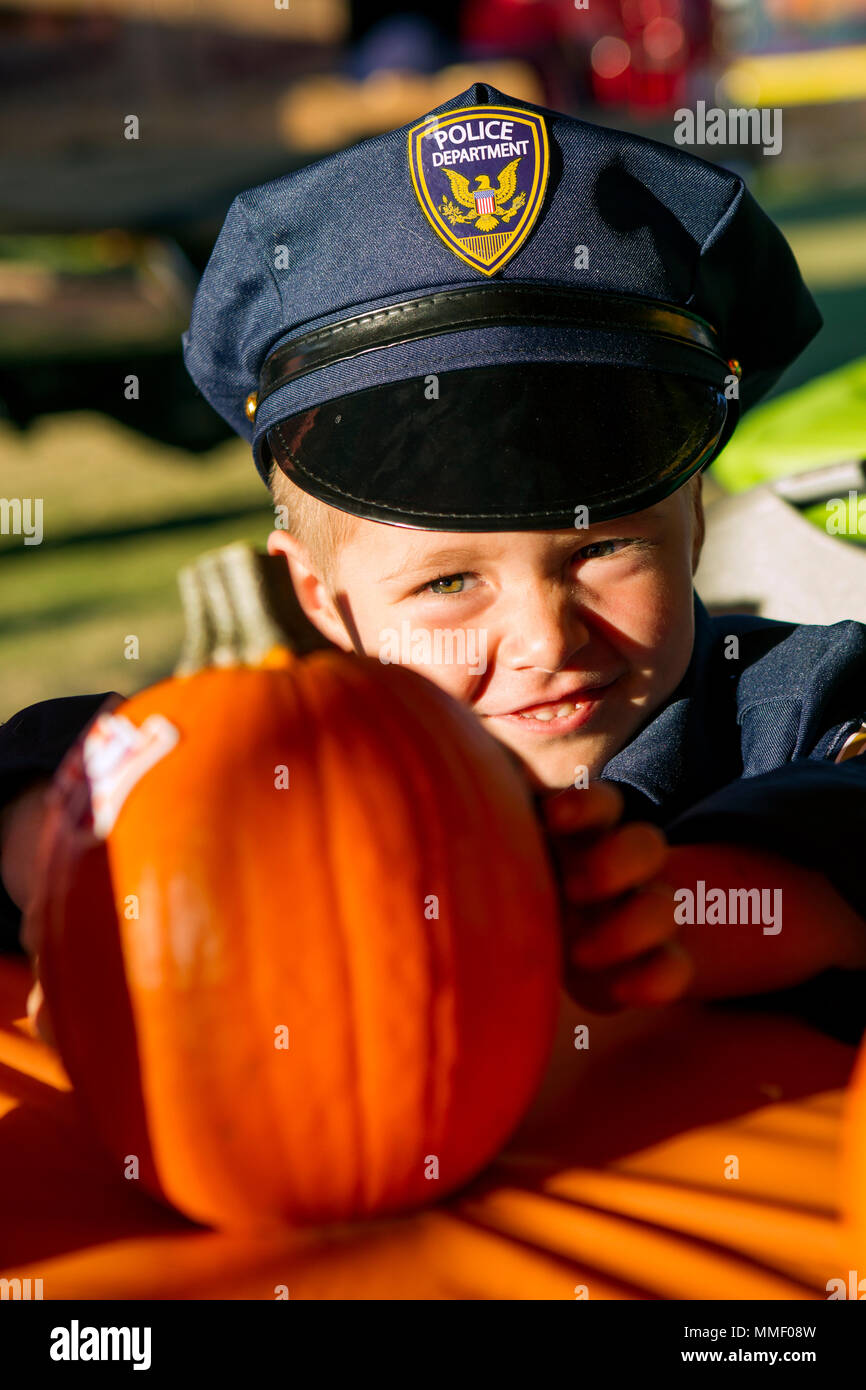 Logan Steele, fils d'Alan et Kathleen Steele, participer à l'Assemblée Jack-O-lanterne à Del Valle Domaine du Jubilé à bord du Marine Corps Air Ground Combat Center, Twentynine Palms, Californie, le 27 octobre 2017. L'événement a été prévu pour les membres de la communauté de profiter du centre de combat ainsi que de promouvoir les services de prévention offerts par la Direction générale de la santé comportementale. (U.S. Marine Corps photo de la FPC. Rachel K. Young) Banque D'Images