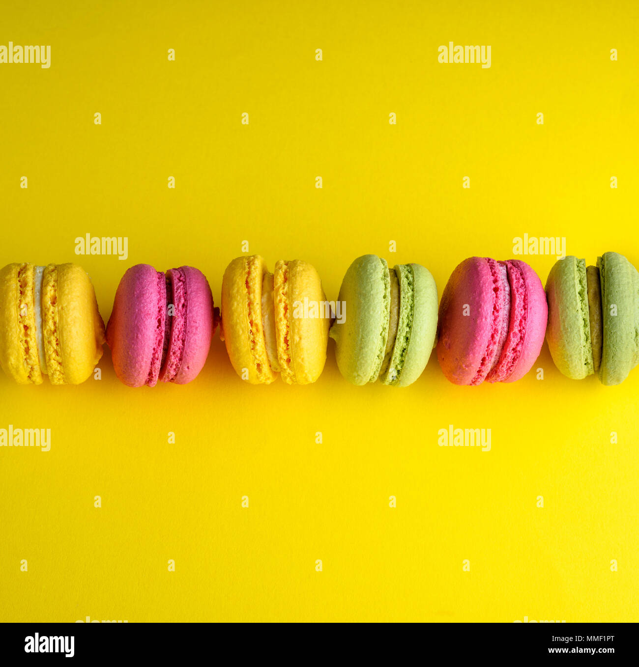 Des Gateaux Colores De La Farine D Amande Avec De La Creme Sur Un Fond Jaune Dessert Macarons Se Trouve Dans Une Rangee Au Milieu Photo Stock Alamy Des Gateaux Colores De La Farine D Amande Avec De La Creme Sur Un Fond Jaune Dessert Macarons Se Trouve Dans Une Rangee Au Milieu Photo Stock Alamy