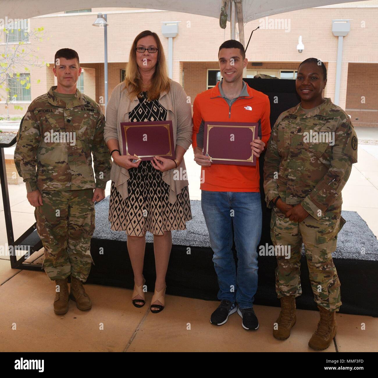 Brook Army Medical Center Transition Guerrier Chef de bataillon, le Lieutenant-colonel James Mitchell (à gauche) et commande le Sgt. Le Major Karen Hinckson (à droite) présente des certificats d'appréciation et des pièces de maître à la retraite Le Sgt. Pamela Mandell et a pris sa retraite le Sgt. Jared Werner 20 octobre au cours de la WTB 10e anniversaire célébration. Mandell et Werner ont été les conférenciers invités pour l'événement. (U.S. Photo de l'Armée de Robert Shields) Banque D'Images