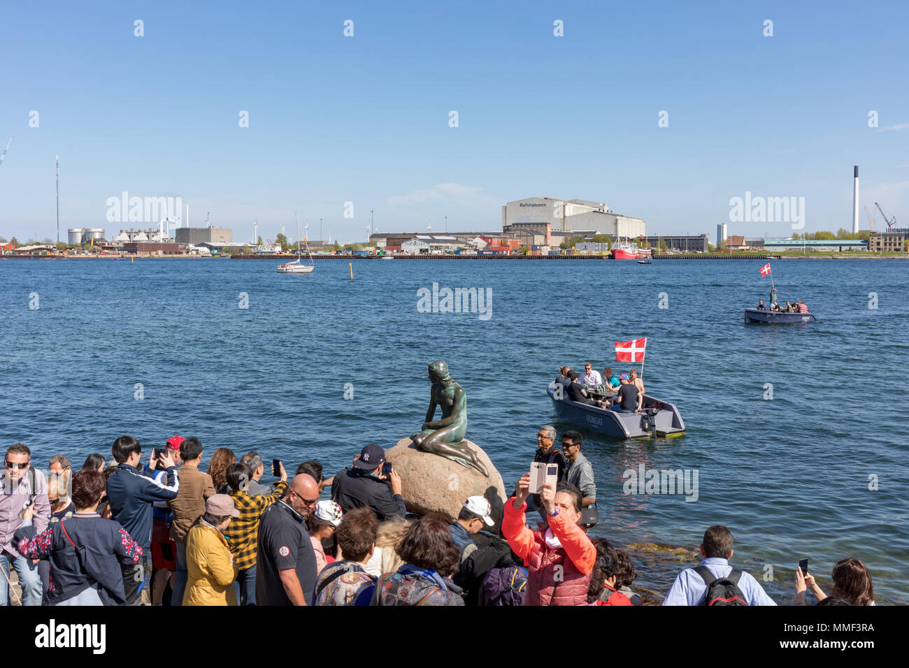Les touristes par La Petite Sirène (statue en bronze d'Edvard Eriksen, 1913), Copenhague, Danemark Banque D'Images