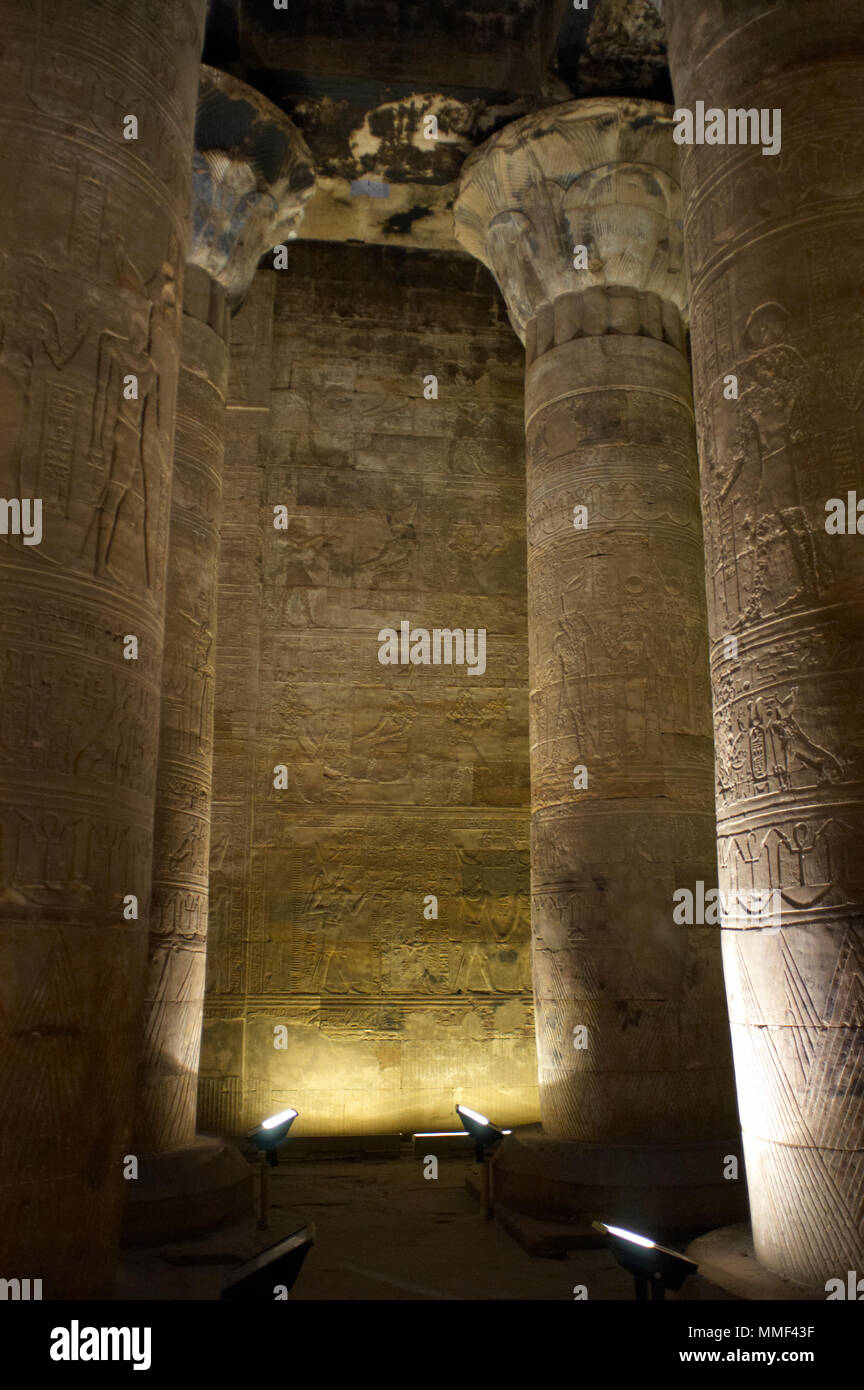 L'Égypte. Temple d'Edfou. Ancien temple dédié à Horus. Période ptolémaïque. Il a été construit pendant le règne de Ptolémée III et Ptolémée XII, 237-57 BC. La seconde salle hypostyle. Afficher des colonnes. Banque D'Images