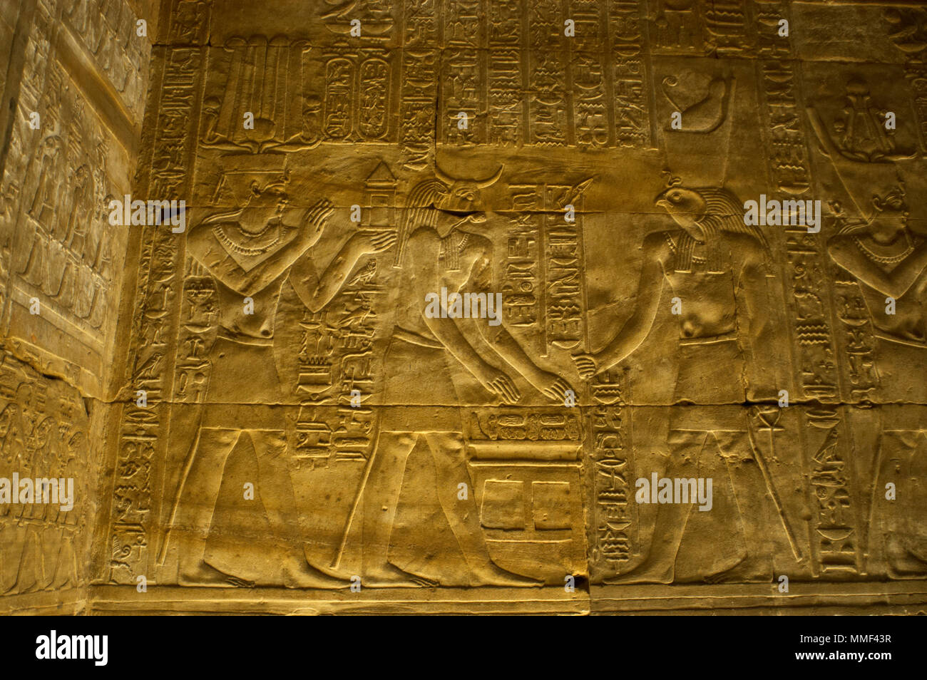 L'Égypte. Temple d'Edfou. Ancien temple dédié à Horus. Période ptolémaïque. Il a été construit pendant le règne de Ptolémée III et Ptolémée XII, 237-57 BC. Reliefs sur les murs de la seconde salle hypostyle du temple. Représentation de dieux égyptiens. Banque D'Images