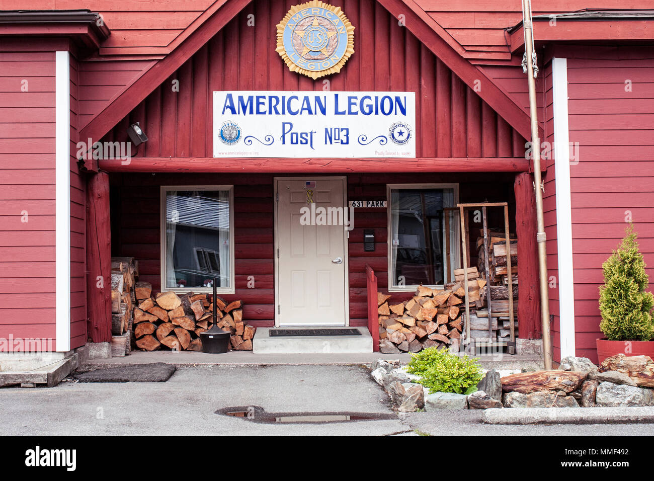 Après l'American Legion en bois rouge de l'Alaska bâtiment architecture veteran Banque D'Images