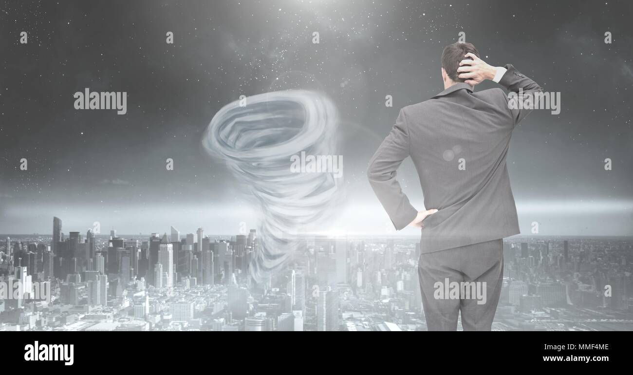 Tornado twister peinte et dark city ciel avec businessman Banque D'Images
