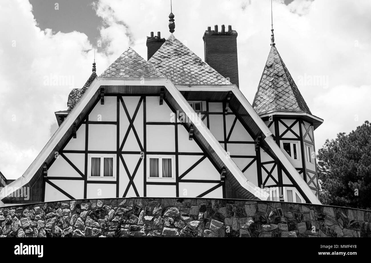 Architecture bâtiment suisse coloniale ville cheminée Campos do Jordao Brésil rocks wall noir blanc Banque D'Images