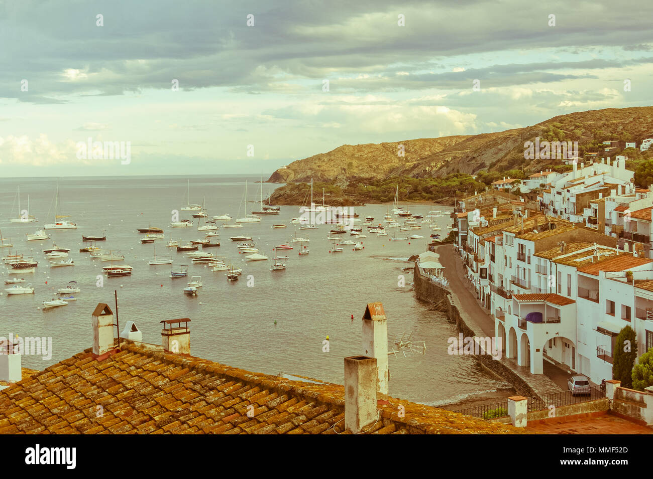 Vue panoramique de la ville espagnole de Cadaques,le célèbre petit village de la Costa Brava, Catalogne - Espagne. Image avec effet d'antan et vintage Banque D'Images