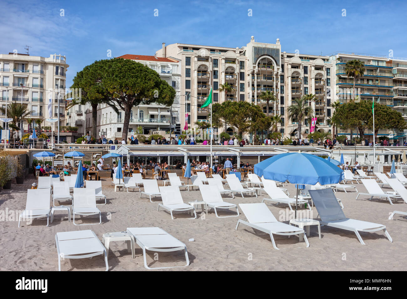 France, Cannes, plage avec transats sur la côte d'Azur, les bâtiments le long du boulevard de la Croisette Banque D'Images