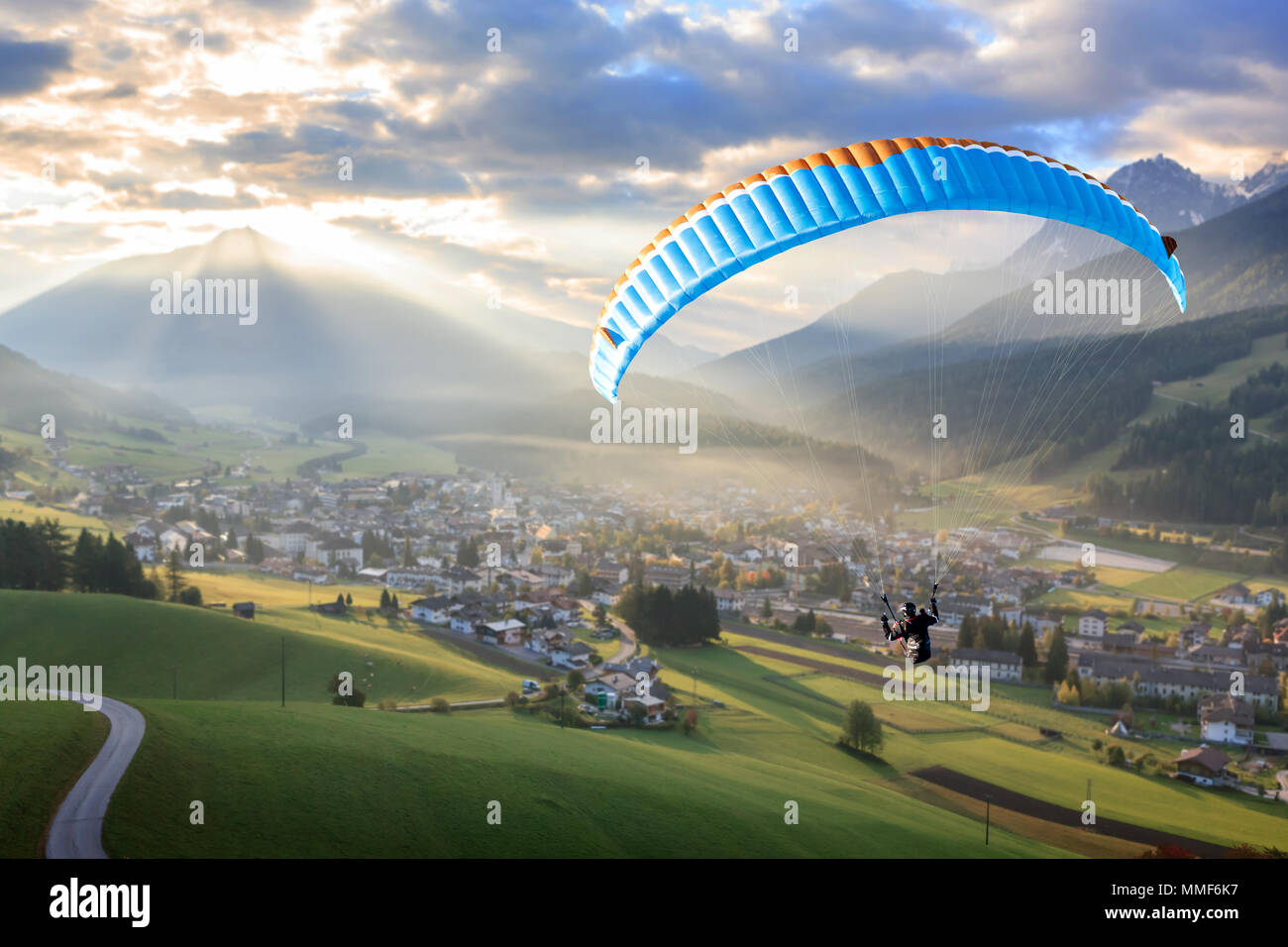 Le parapente dans l'air sur une petite ville de montagne Banque D'Images