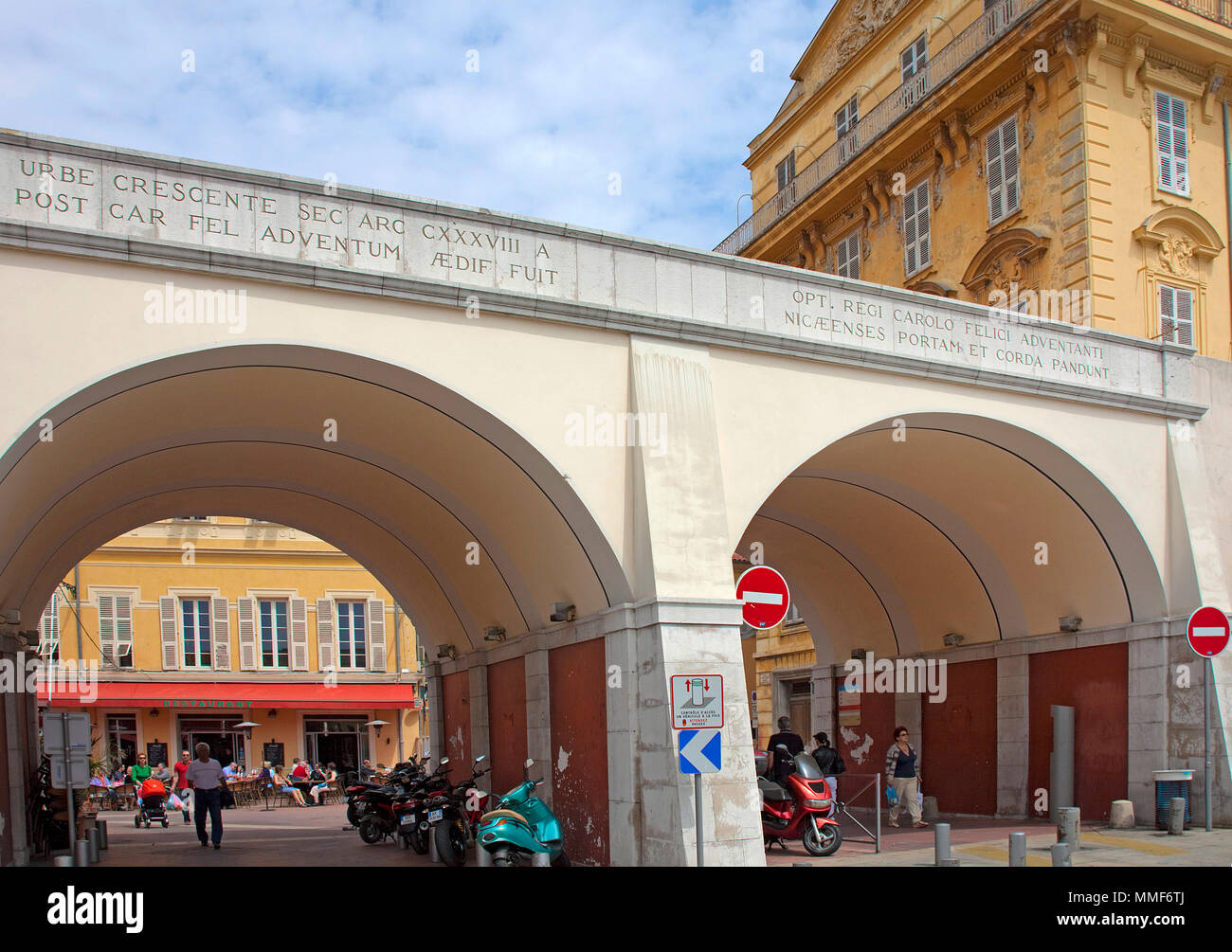 Passage de la Promenade des Anglais pour placer le Cours Saleya, Nice, Côte d'Azur, Alpes-Maritimes, France du Sud, France, Europe Banque D'Images