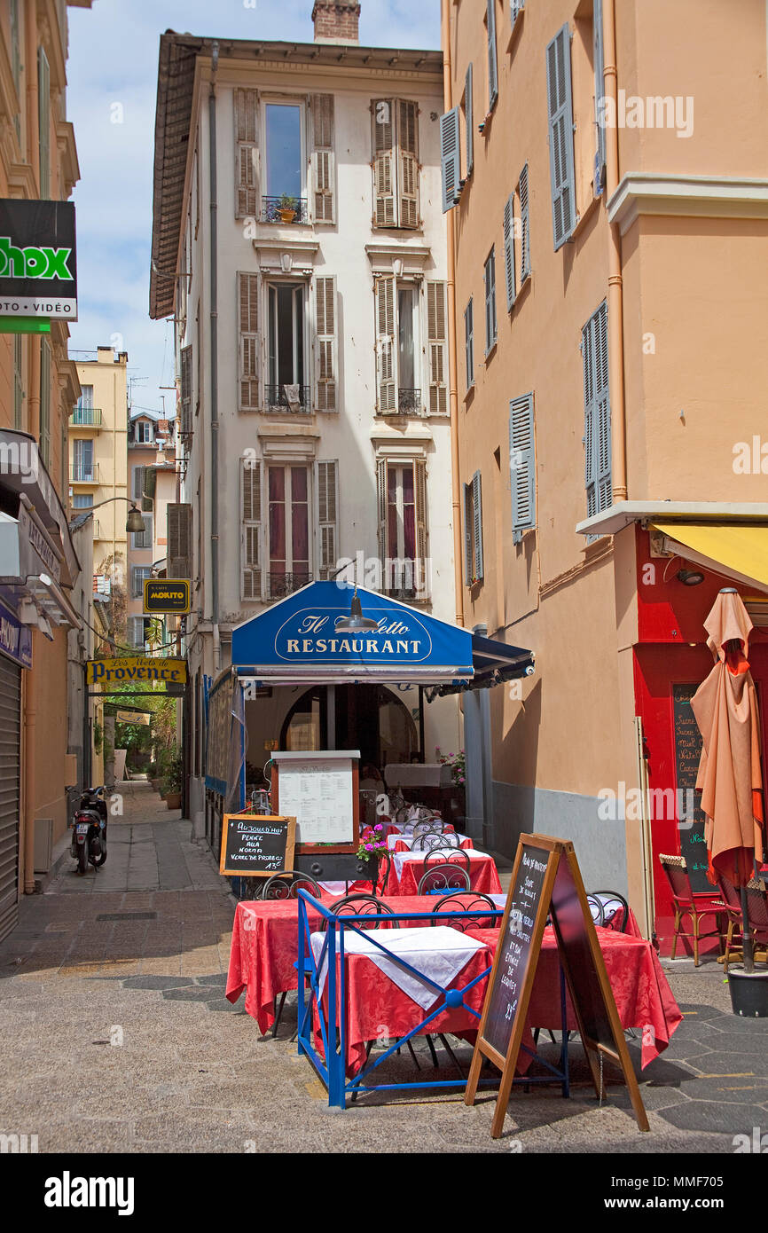 Petit restaurant dans une ruelle étroite, vieille ville de Nice, Côte d'Azur, Alpes-Maritimes, France du Sud, France, Europe Banque D'Images