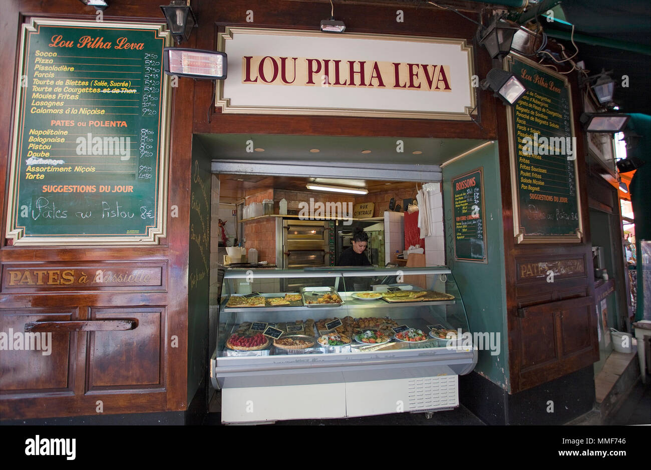 Lou Pilha Leva, food à l'ancienne ville de Nice vend Socca une délicatesse traditionnelle, Nice, Côte d'Azur, Alpes-Maritimes, France du Sud, France, Europe Banque D'Images