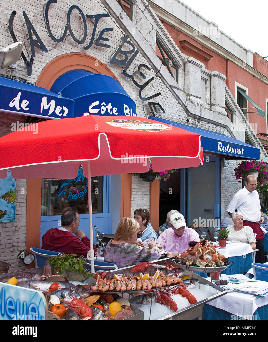 Restaurant de fruits de mer à la place le Cours Saleya, Nice, Côte d'Azur, Alpes-Maritimes, France du Sud, France, Europe Banque D'Images