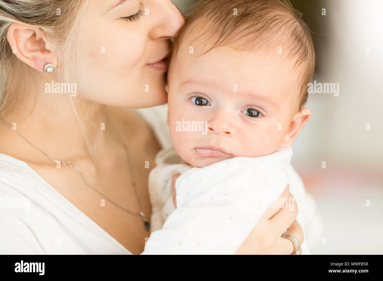 Closup portrait of young woman kissing her 3 mois bébé garçon Banque D'Images