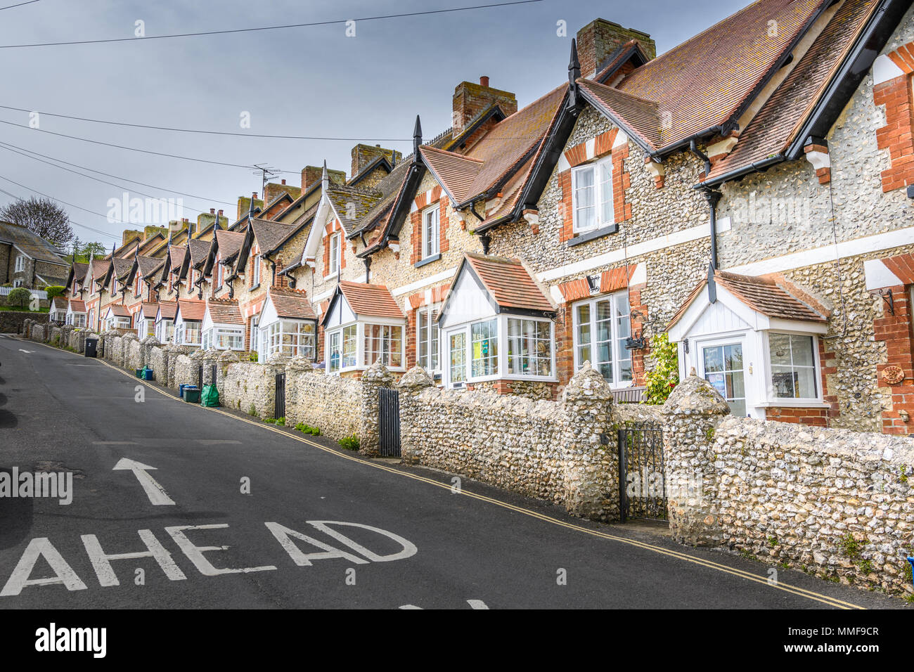 Maisons en pierre mitoyenne mitoyenne construire avec des matériaux locaux sur une colline dans le village de Bière sur la côte sud du Devon, Angleterre. Banque D'Images