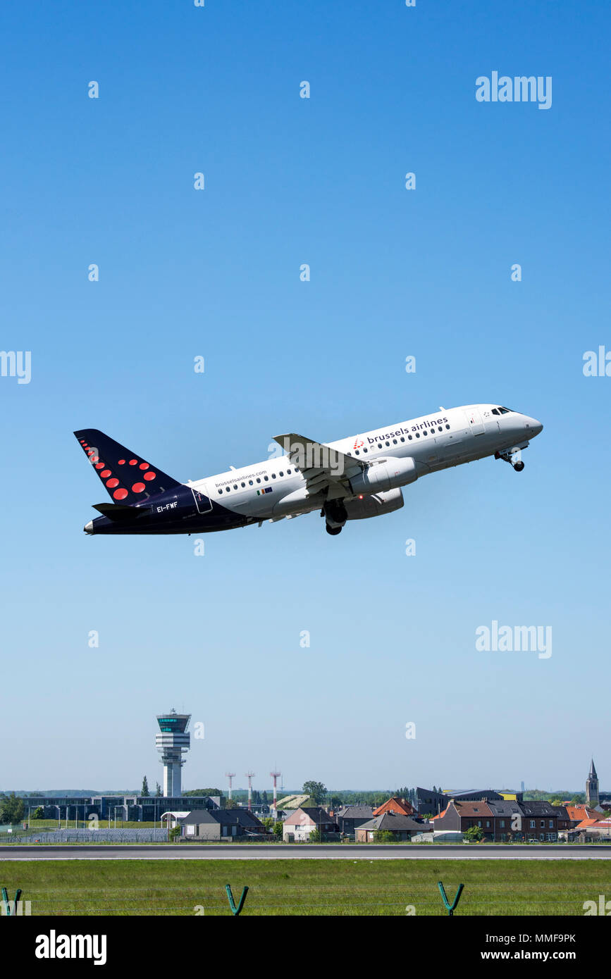 Sukhoi Superjet 100-95B de Brussels Airlines qui a décollé de la piste à l'aéroport de Bruxelles-National, Zaventem, Belgique Banque D'Images