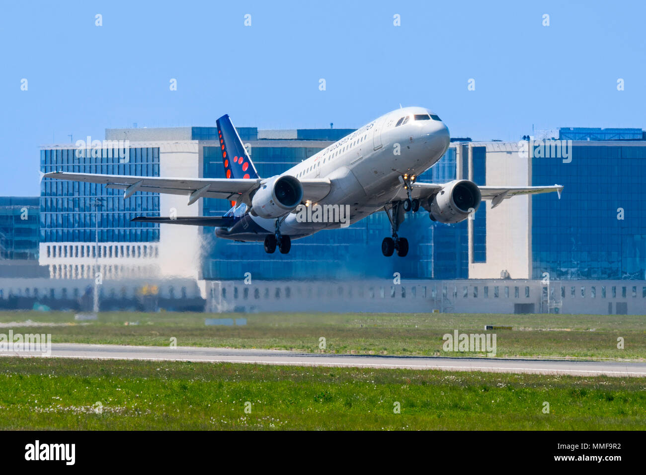 Airbus A319-111 de Brussels Airlines qui a décollé de la piste à l'aéroport de Bruxelles-National, Zaventem, Belgique Banque D'Images