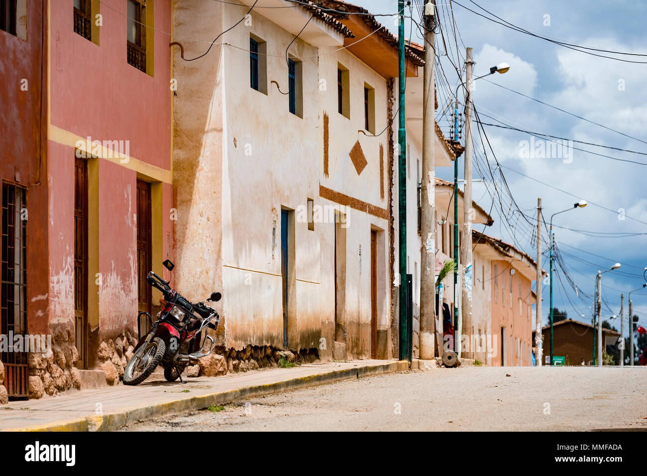 Une moto dans un village calme street dans les Andes. Banque D'Images