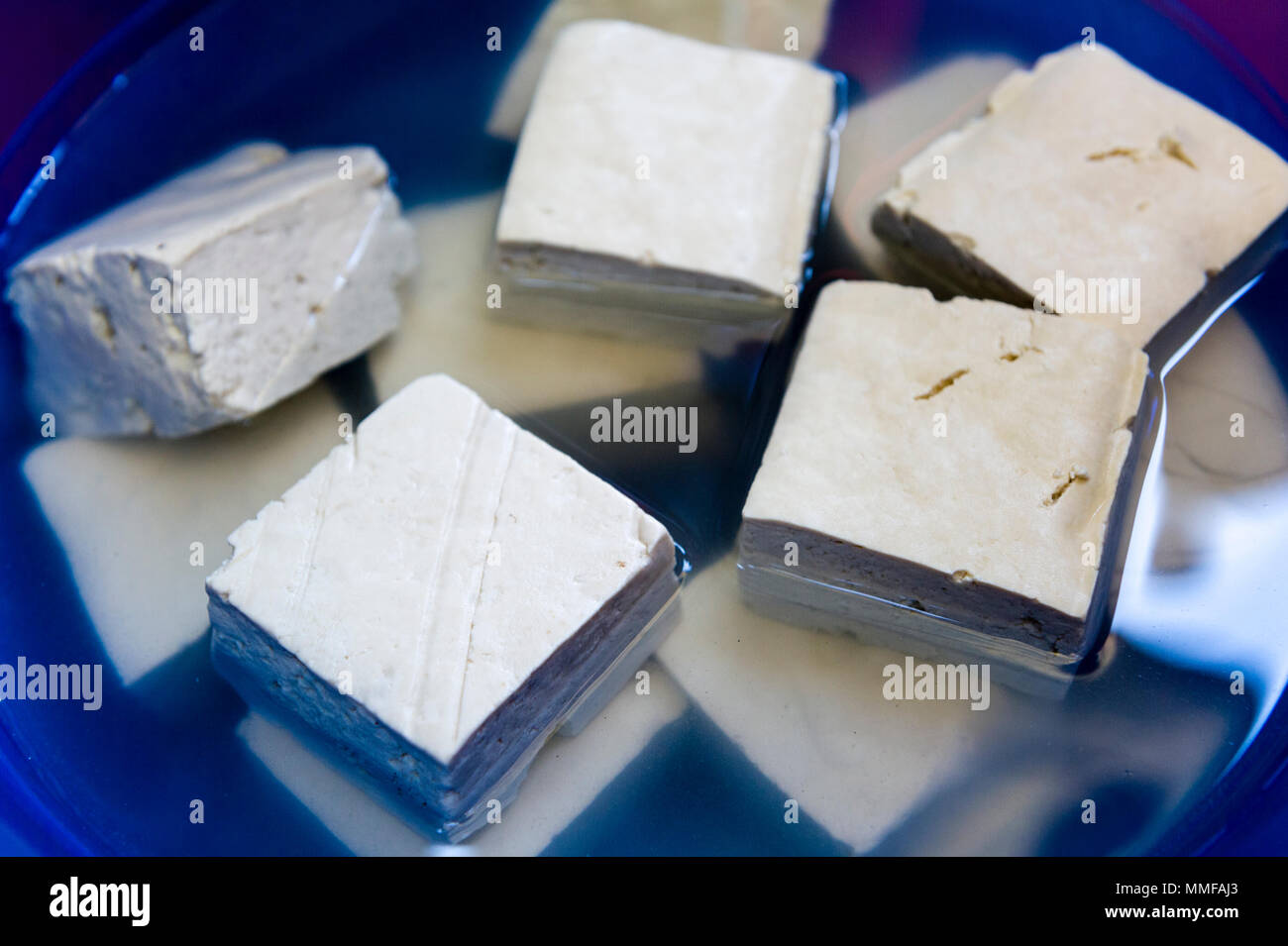 Les cubes de tofu dans un bol pour la vente dans un marché de l'île. Banque D'Images