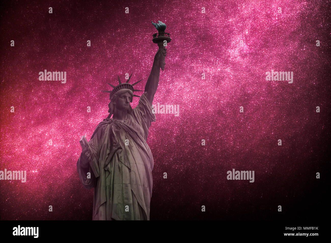 L'astrophotographie, ciel étoilé brille dans la nuit. Statue de la liberté la sculpture néoclassique sur Liberty Island au sud-ouest de l'île de Manhattan, États-Unis Banque D'Images