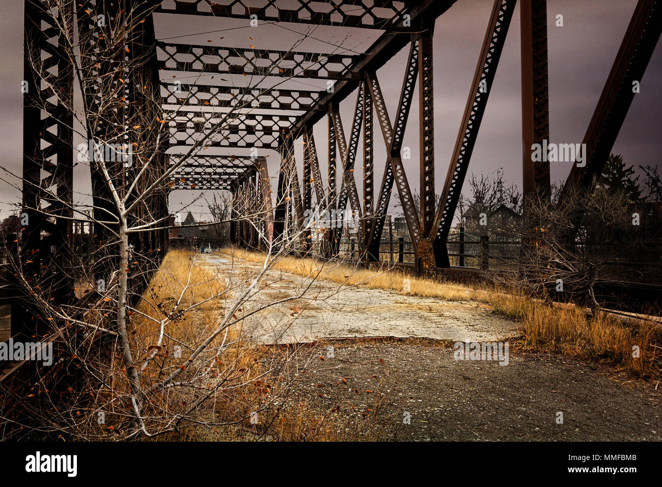 Un vieux pont de chemin de fer abandonné dans la région de Toledo en Ohio. Banque D'Images