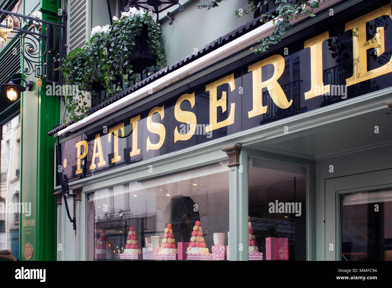 La signalisation d'une pâtisserie à Saint-Germain de Paris. Banque D'Images