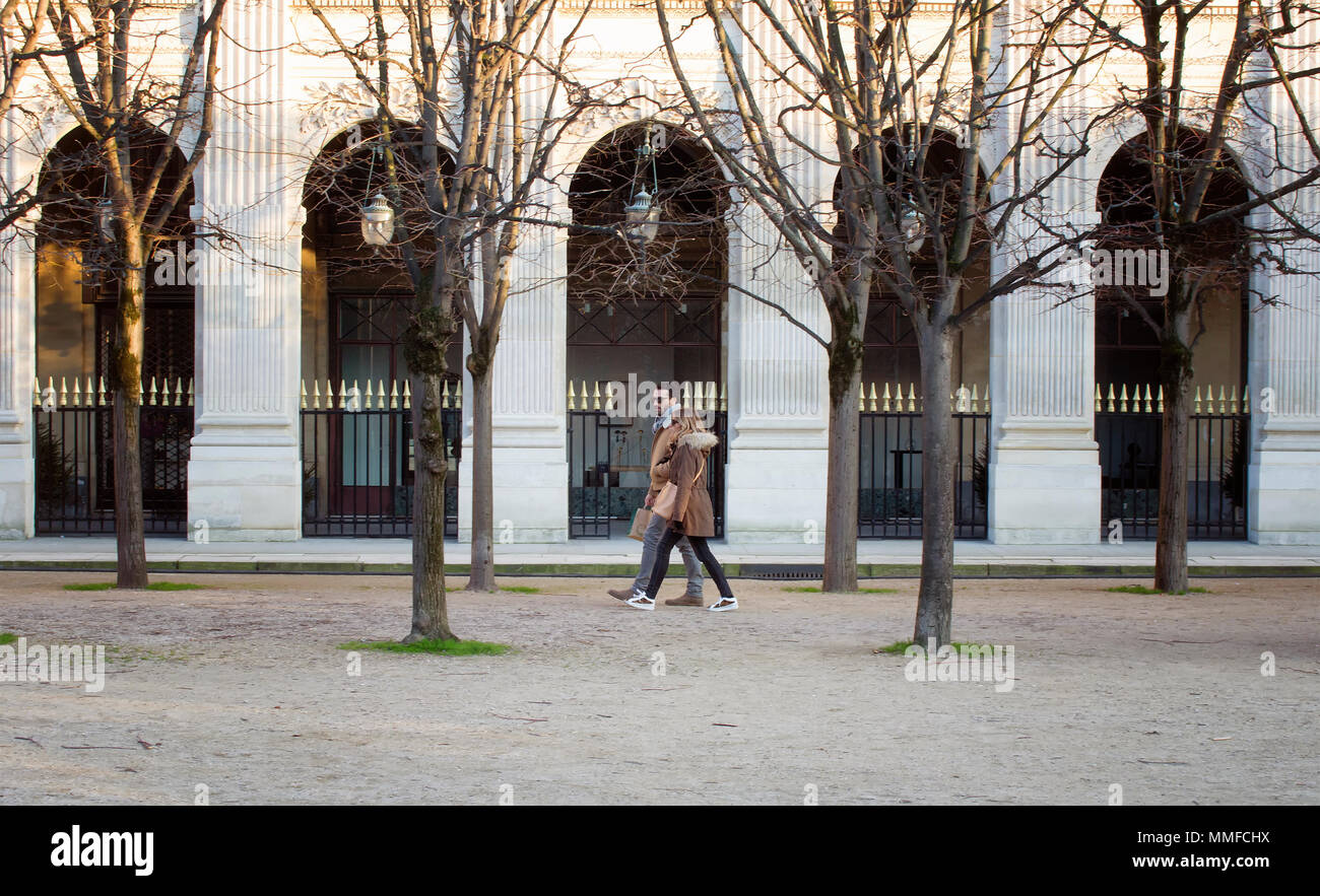 Les gens marcher devant le Palais Royal à Paris. Banque D'Images Les gens marcher devant le Palais Royal à Paris. Banque D'Images