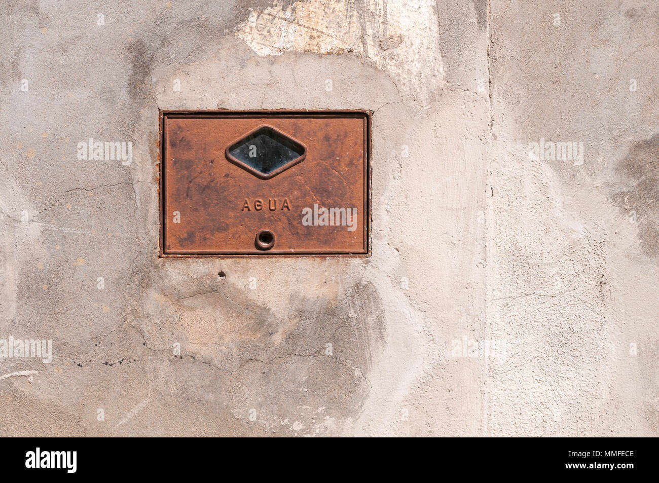 Couvercle de métal du compteur d'eau, avec la parole de l'eau dans l'espagnol, la Catalogne, Espagne Banque D'Images
