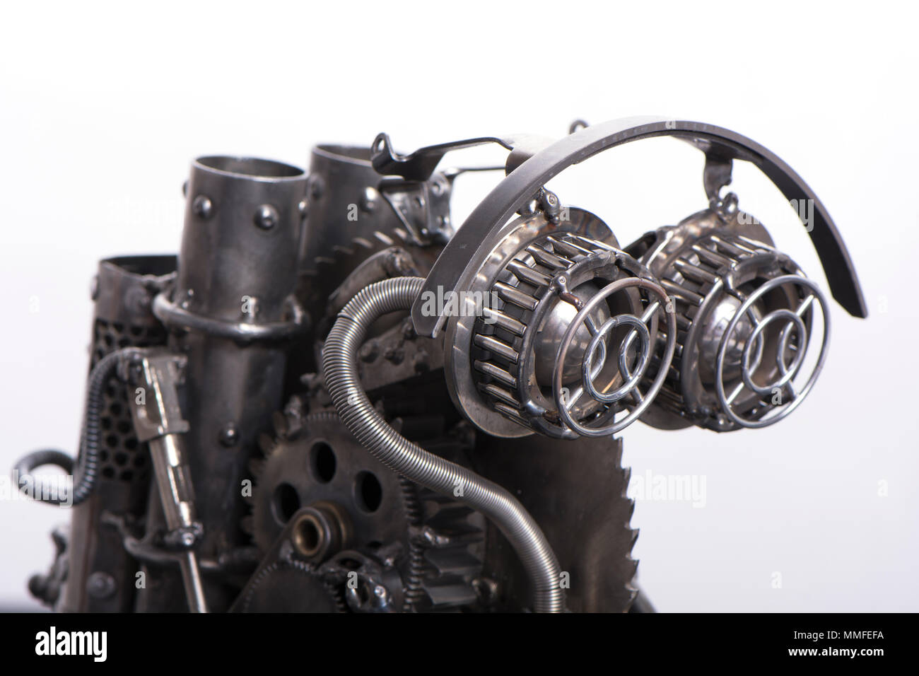 Le robot en tête dans le style steampunk isolé sur fond blanc avec détails et sur un support Banque D'Images